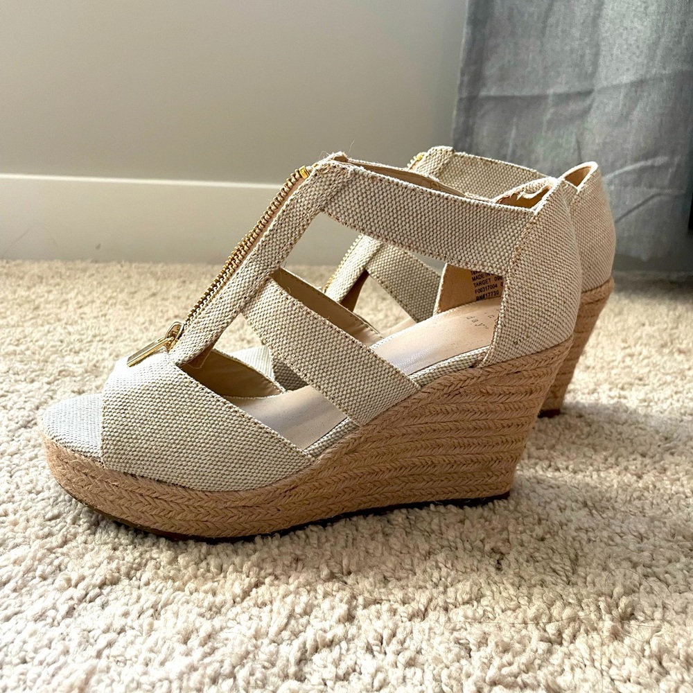 A New Day cream and gold wedge size 7.5